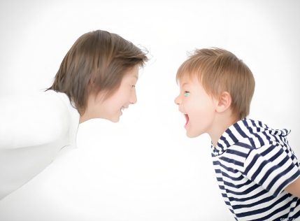 小孩说话时不停重复